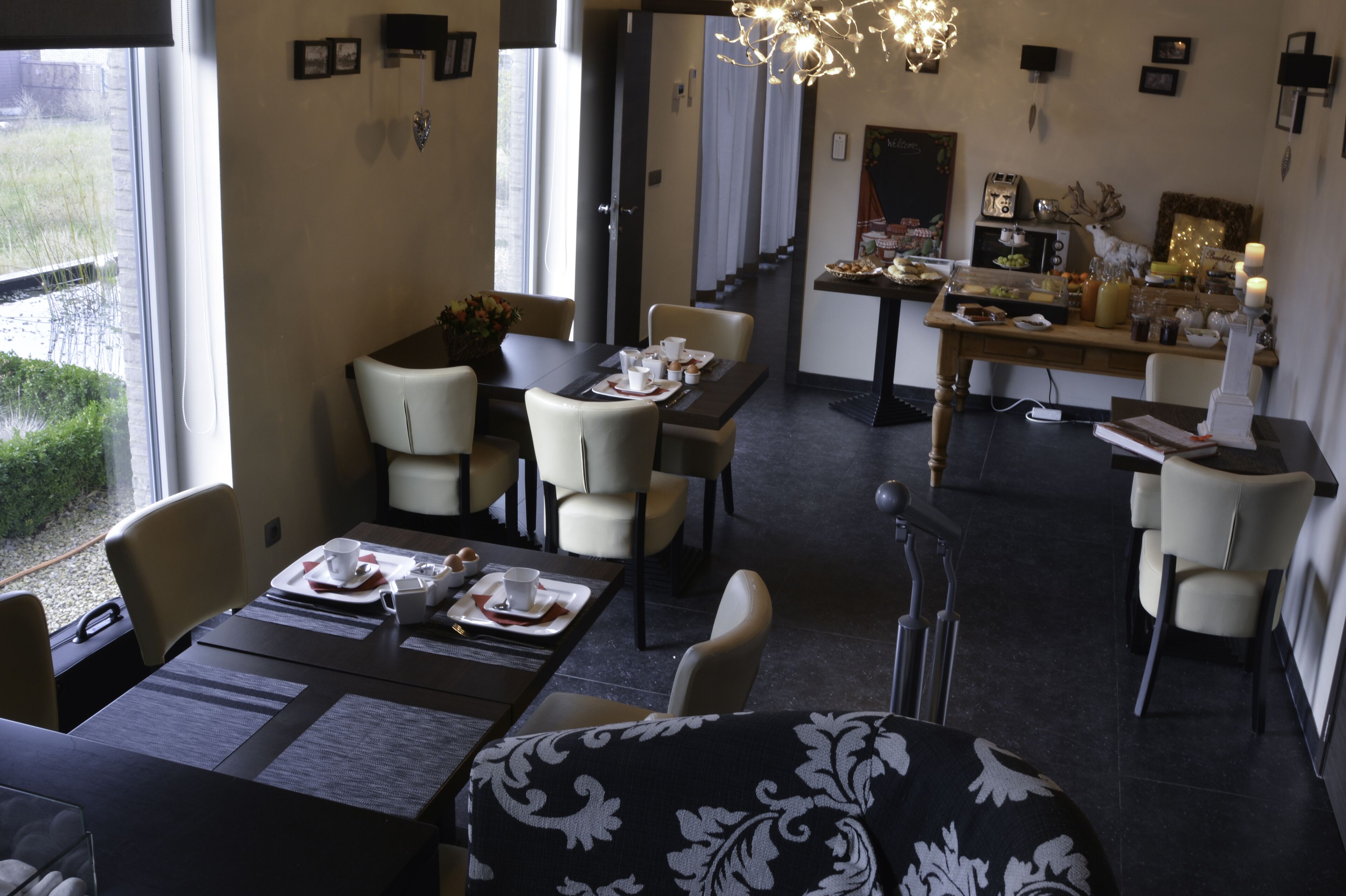 بوفيه فطور مجانًا يوميًا