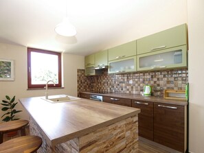 Kühlschrank, Ofen, Herdplatte, Kochgeschirr/Geschirr/Besteck