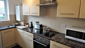 Business Apartment | Dapur peribadi | Peti sejuk, ketuhar gelombang mikro, ketuhar, cerek elektrik