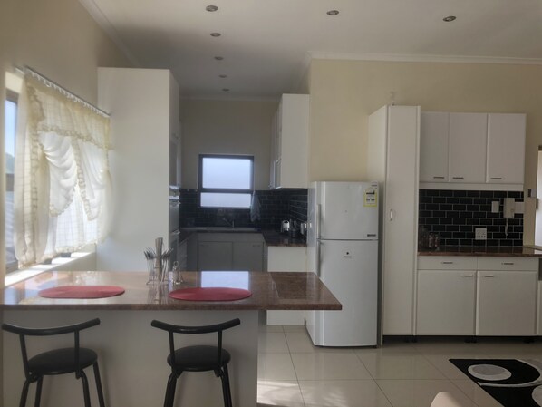 ثلاجة، ميكروويف، فرن، موقد طهي مسطح