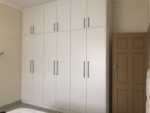 2 عدّة غرف نوم ومكواة/لوح كي وواي فاي وملاءات أسرّة