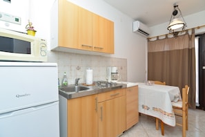 Fridge, microwave, stovetop, coffee/tea maker