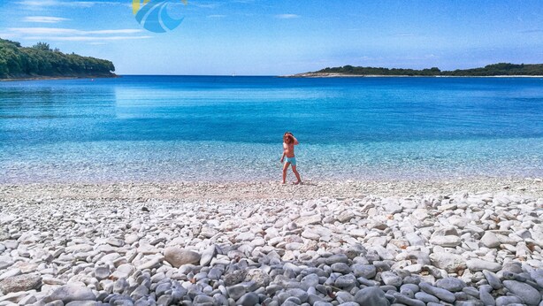 A beach with clear blue water and a rocky shore. - Apartment 1925/23657 (Istria - Banjole), 500m from the beach (Banjole)