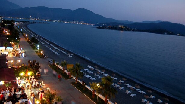 Un hôtel situé sur la côte, doté d’une terrasse et offrant une vue sur la plage.