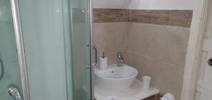 Shower, rainfall showerhead, free toiletries, bidet - Guesthouse Luisella (Cagliari)
