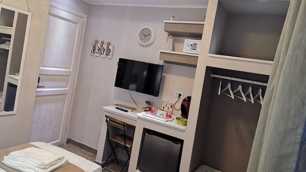 Deluxe Double or Twin Room | Minibar, in-room safe, desk, blackout drapes - Guesthouse Luisella (Cagliari)