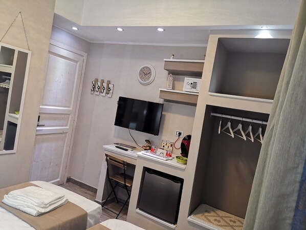 Minibar, in-room safe, desk, blackout curtains - Guesthouse Luisella (Cagliari)