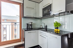 Kühlschrank, Mikrowelle, Herdplatte, Geschirrspüler