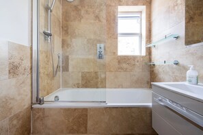 Ducha y bañera combinadas, secador de pelo, toallas y papel higiénico