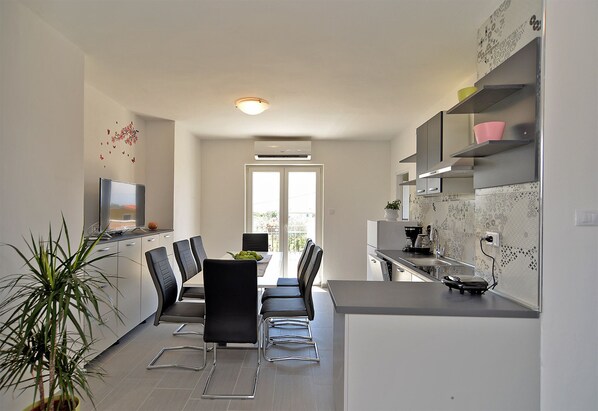 Fridge, oven, stovetop, dishwasher