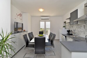 Fridge, oven, stovetop, dishwasher