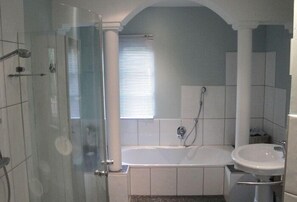 Appartement Standard, 3 chambres | Salle de bain