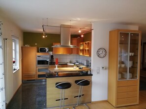 Appartement Standard, 3 chambres | Cuisine privée | Chaise haute, batterie de cuisine, vaisselle et ustensiles