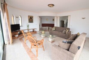 TV, ping pong - Villa Atlantida, a charming hillside villa with a fabulous pool, great sea view. (Albufeira)