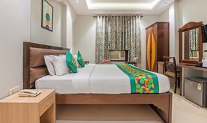 Deluxe Room | Desk, soundproofing, iron/ironing board, free WiFi - Treebo Paras International (New Delhi)