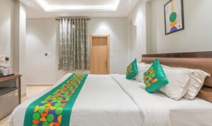 Deluxe Room | Desk, soundproofing, iron/ironing board, free WiFi - Treebo Paras International (New Delhi)