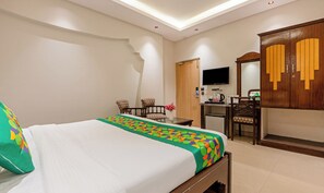 Standard Room | Desk, soundproofing, iron/ironing board, free WiFi - Treebo Paras International (New Delhi)
