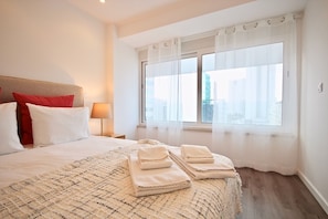 1 dormitorio, tabla de planchar con plancha, wifi y ropa de cama