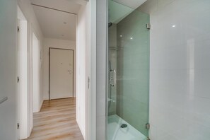 Shower, hair dryer, towels, shampoo