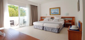 Quarto casal ou duplo superior, sacada | Cofres nos quartos, escrivaninha, espaço de trabalho para notebook