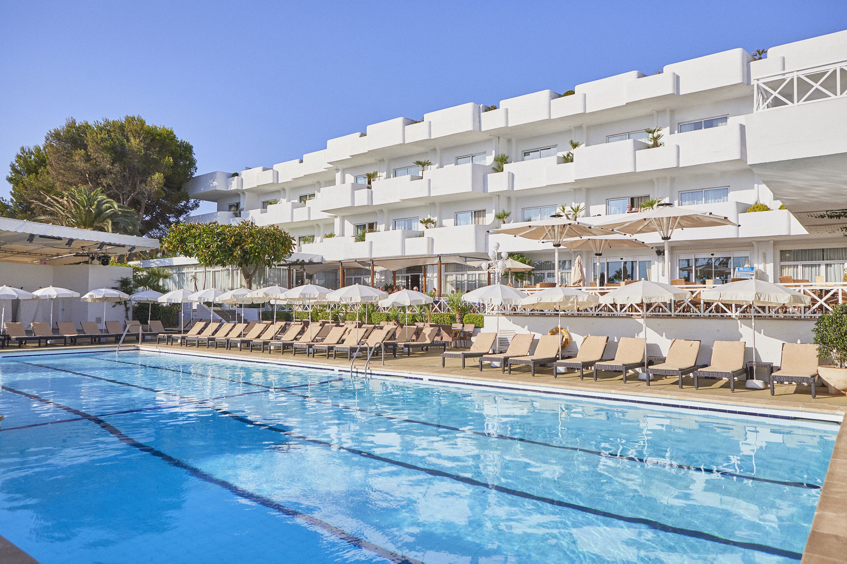 室外游泳池，池畔遮阳伞，日光浴躺椅