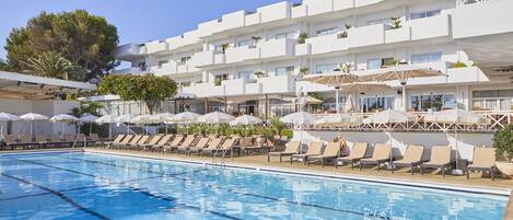 Piscine extérieure, parasols de plage, chaises longues