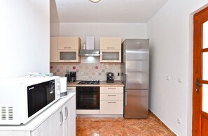 Refrigerador, microondas, horno, placa de cocina