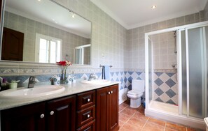 Bathtub, hair dryer, towels