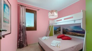 A pink-themed bedroom with a bunk bed, a window with curtains, a cityscape mural, and a ladder. - I Tre Golfi Barbablù Apartment (San Vito Lo Capo)