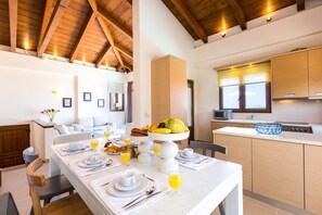 House, 4 Bedrooms, Private Pool, Sea View | In-room dining