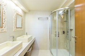 Ferienhaus, 4 Schlafzimmer, eigener Pool, Meerblick | Badezimmer | Dusche, kostenlose Toilettenartikel, Haartrockner, Bademäntel
