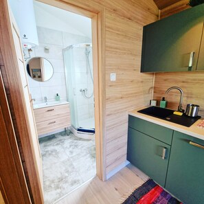 Deluxe Cottage, Pets allowed, Garden View | Living area | 40-inch Smart TV with digital channels - Wakacje Na Wyspie Campsite (Gdansk)