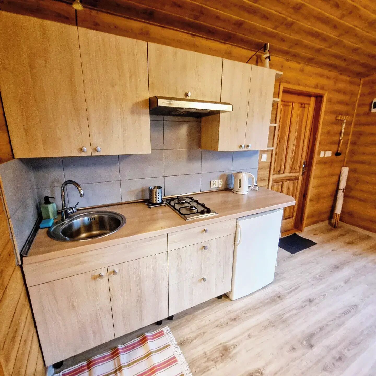 Comfort Cottage, Pets Allowed, Garden View | Private kitchen | Fridge, microwave, stovetop, cookware/dishes/utensils