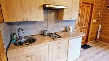 Cottage Comfort, animali ammessi, vista giardino | Cucina privata | Frigorifero, microonde, piano cottura, pentole/stoviglie/utensili