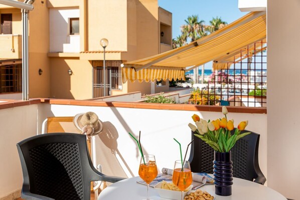 Outdoor dining - I Tre Golfi Faro Blu Apartment (San Vito Lo Capo)