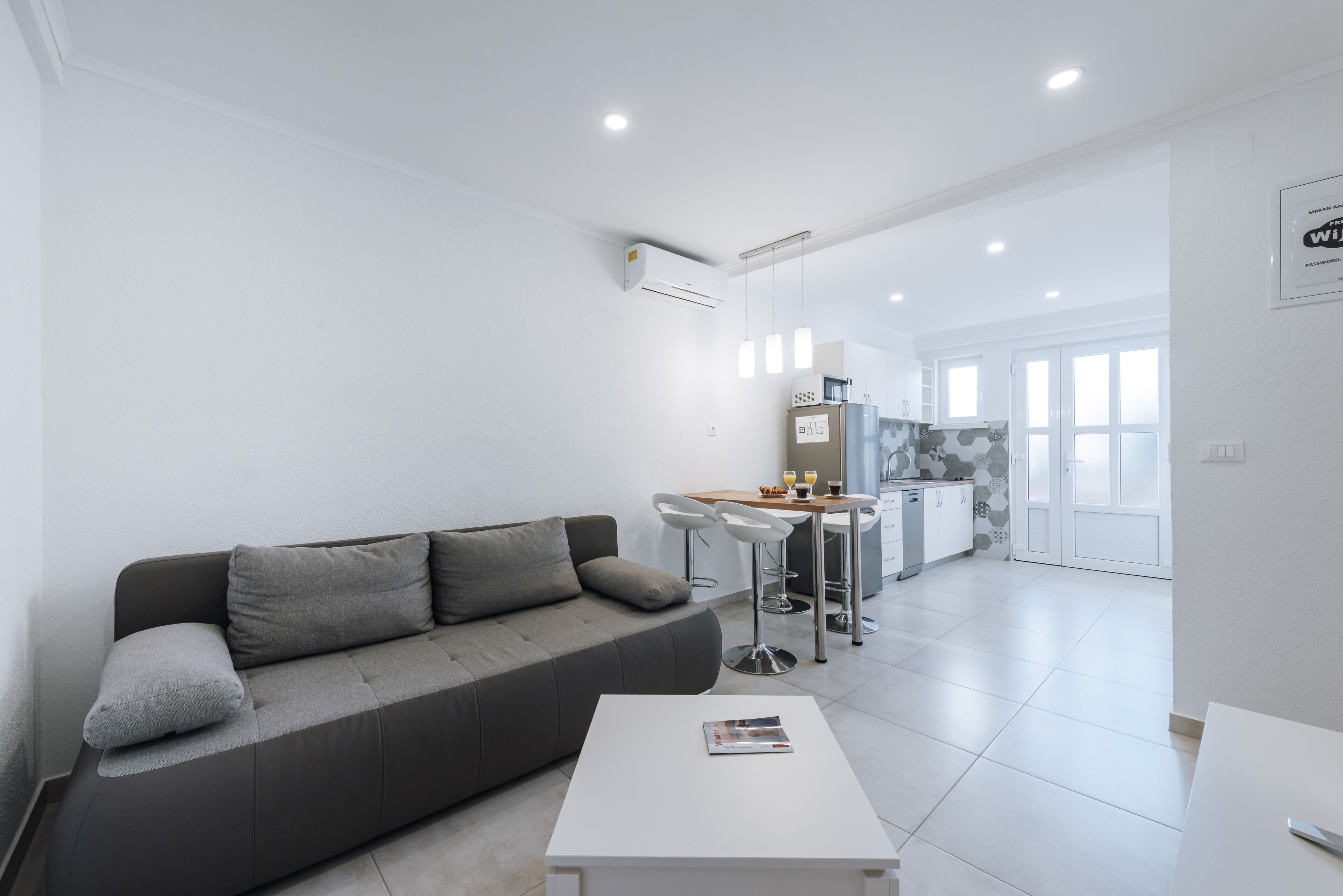 Appartement, terras | Woonruimte | Flatscreentelevisie