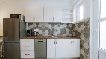 Appartement, terrasse | Cuisine privée | Réfrigérateur, micro-ondes, plaque de cuisson, bouilloire électrique