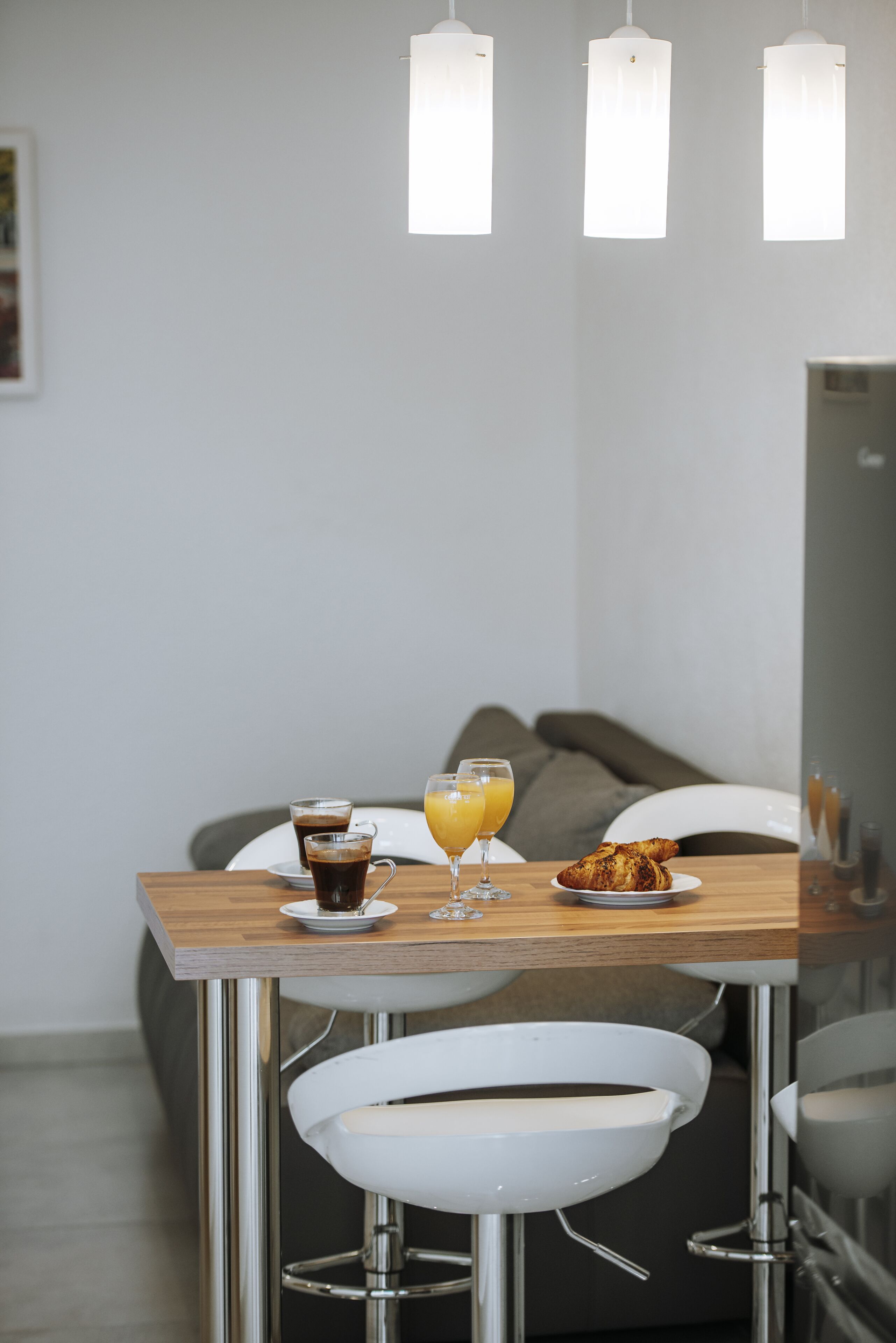 Appartement, terras | Privékeuken | Een koelkast, een microgolfoven, een kookplaat, een waterkoker