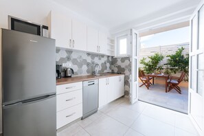 Appartamento, terrazzo | Cucina privata | Frigorifero, microonde, piano cottura, bollitore elettrico