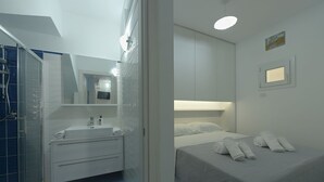 Ein modernes Badezimmer mit Dusche, Waschbecken und Spiegel.