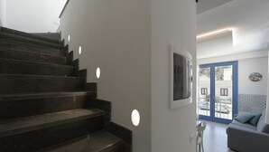 Ein modernes Interieur mit einer Treppe, einem Essbereich und einem Wohnzimmer.