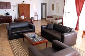 Suite monolocale Comfort, terrazzo, vista mare | Una scrivania, insonorizzazione, ferro/asse da stiro, Wi-Fi gratuito