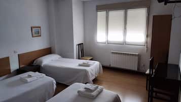Habitación triple, baño privado | Sistema de insonorización, wifi gratis, ropa de cama