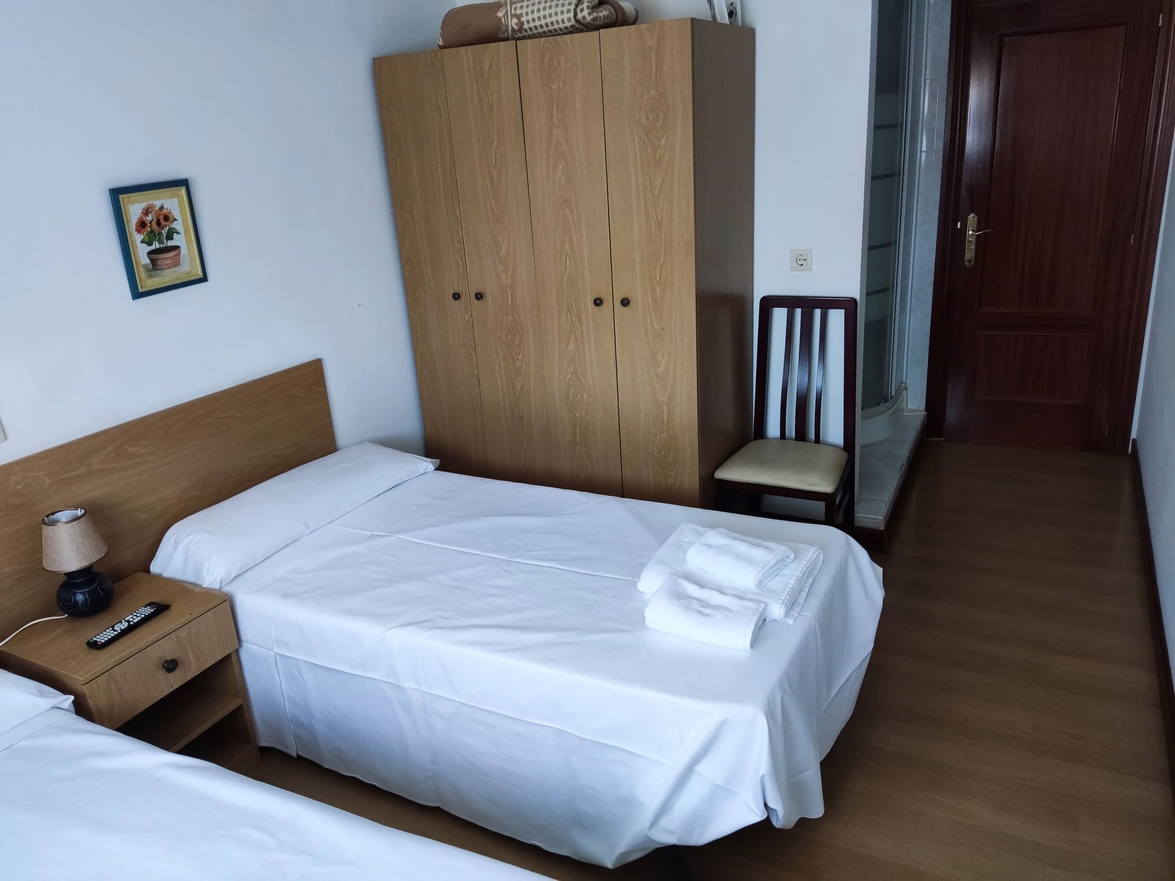 Tweepersoonskamer (sink in the room) | Geluiddichte muren, gratis wifi, beddengoed
