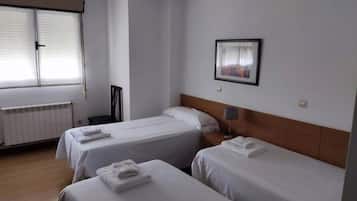 Habitación triple, baño privado | Sistema de insonorización, wifi gratis, ropa de cama