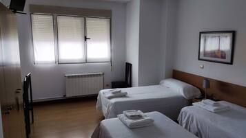 Driepersoonskamer, privébadkamer | Geluiddichte muren, gratis wifi, beddengoed