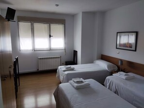 Triple Room, Private Bathroom | Soundproofing, free WiFi, bed sheets - Pensión Las Matillas (Miranda de Ebro)