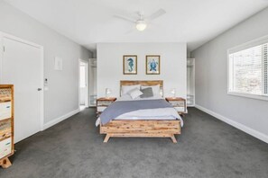 6 bedrooms, desk, iron/ironing board, travel cot
