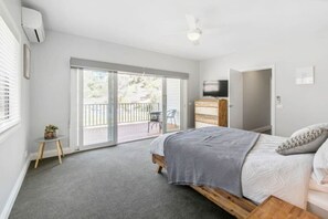 6 bedrooms, desk, iron/ironing board, travel crib