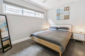 6 bedrooms, desk, iron/ironing board, travel cot